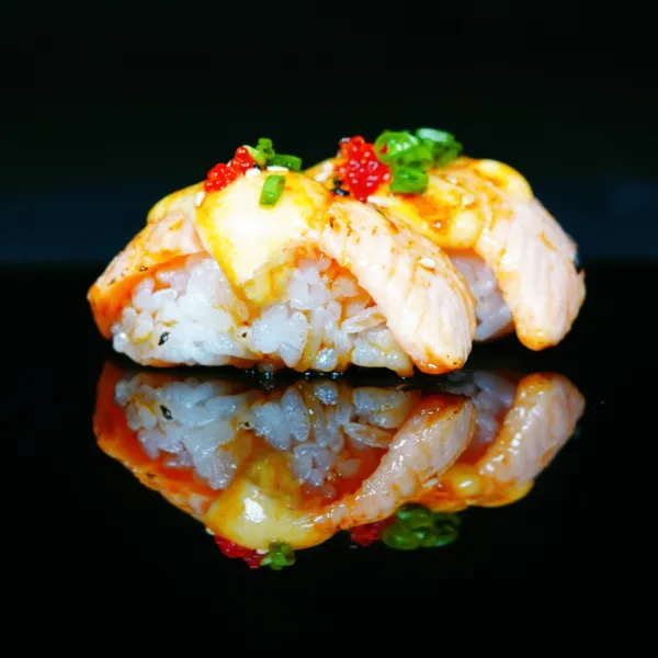 Nigiri de salmón flambeado
