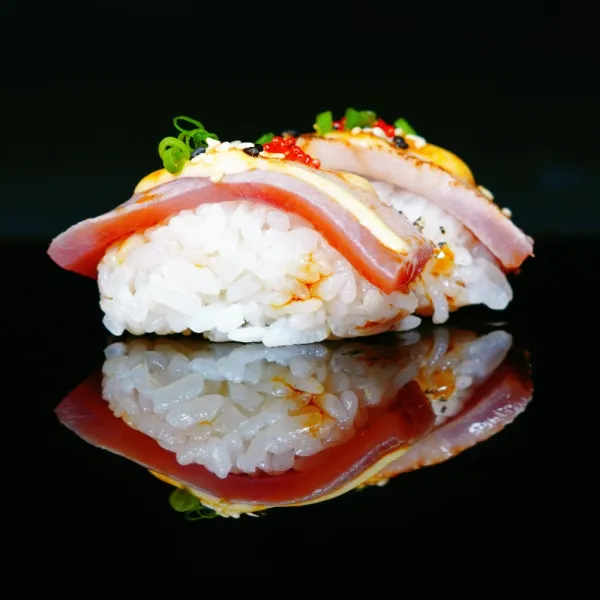 Nigiri de atún flambeado