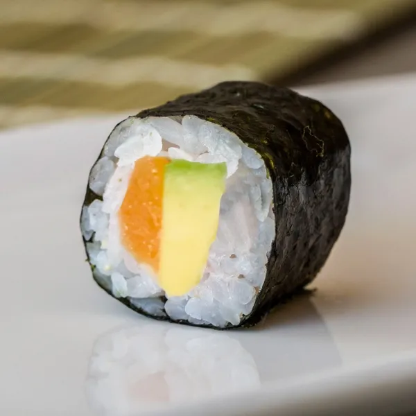 Maki salmón aguacate y queso