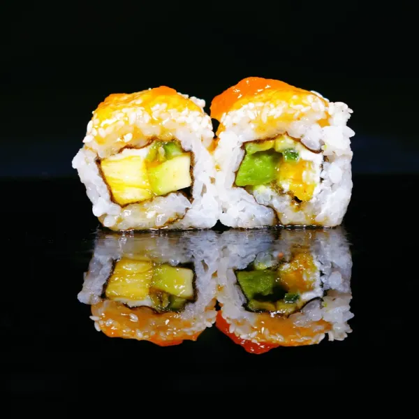 Maki queso, mango, pepino, aguacate