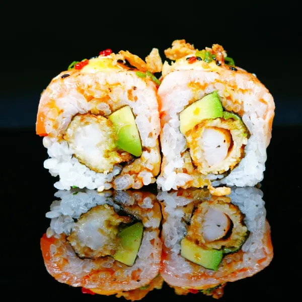 Roll mayonesa tempura langostino, aguacate, salmón flambeado