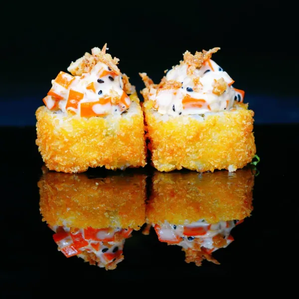 Uramaki tempura langostino, mayonesa, aguacate, surimi