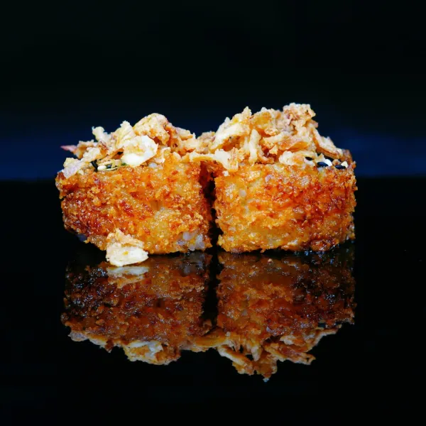 Uramaki queso, aguacate, tobiko