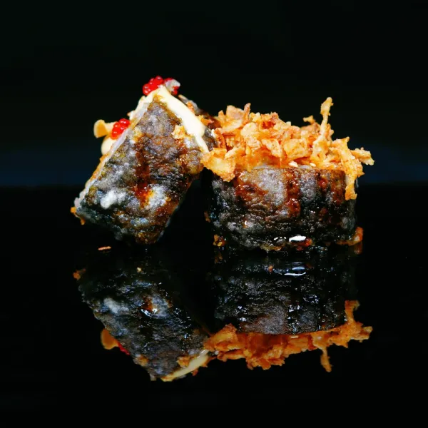 Maki frito queso,salmón, aguacate, tobiko