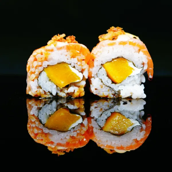 Maki queso, melocotón, salmón