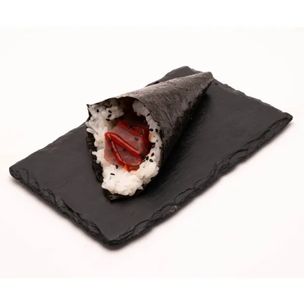 Temaki picante, atún, cebolla, pepino