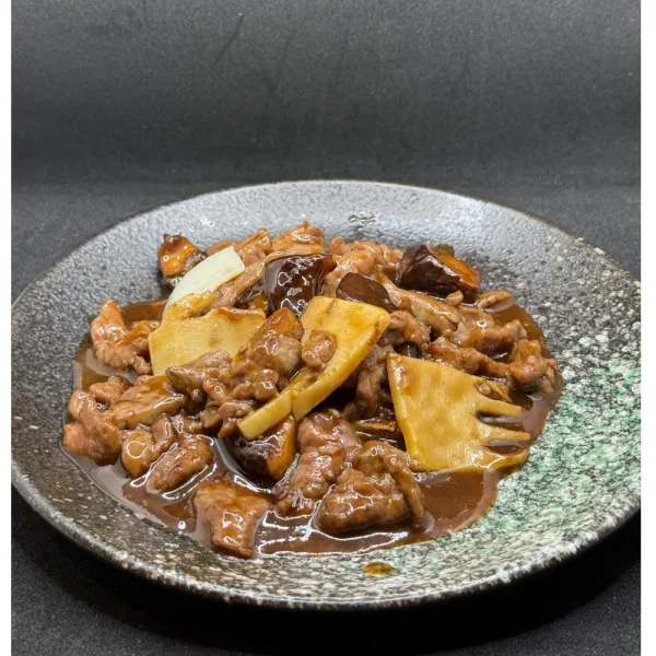 Ternera con bambú y setas